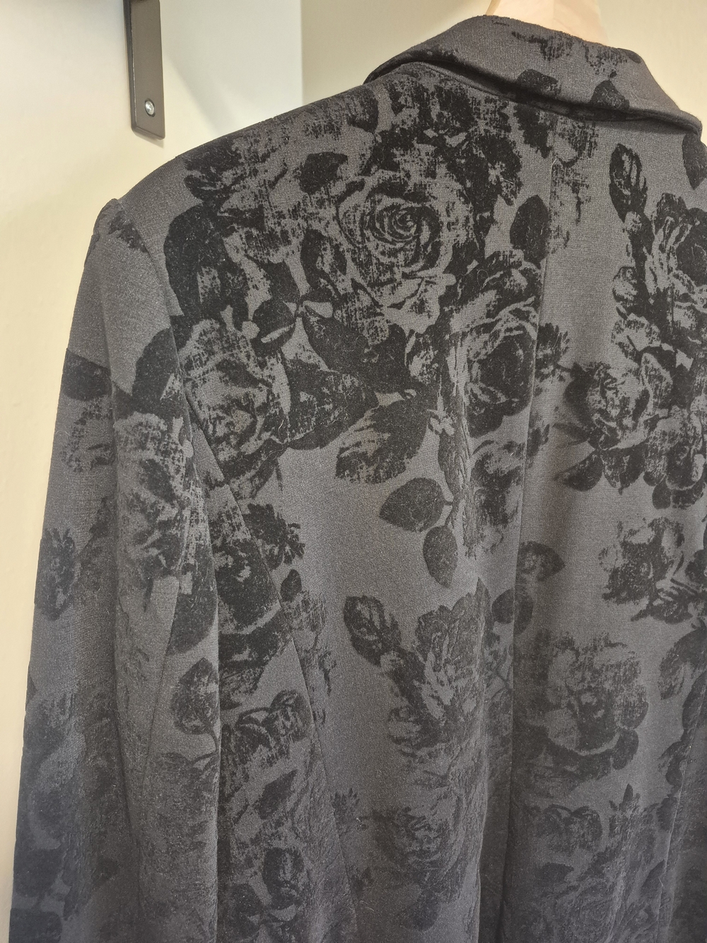 Black Floral Velvet Blazer Jacket - Picture 4 of 4